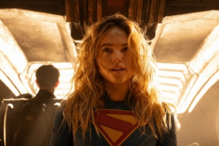 她简直就是超人！华纳发布《超级少女》电影最新剧照