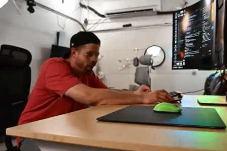 国外技术达人开发出可以“自动瞄准爆头”的鼠标！