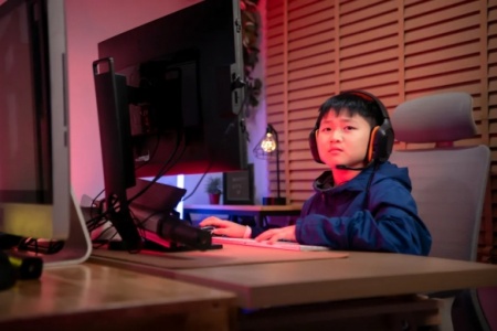 日12岁电竞神童辍学逐梦《堡垒之夜》 父母力挺引争议