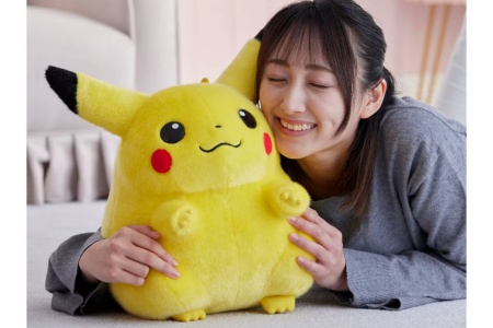 宝可梦30周年纪念推出经典圆润造型等身大皮卡丘娃娃