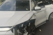 助人反担责？救人网约车由交警带路闯红灯被撞判全责