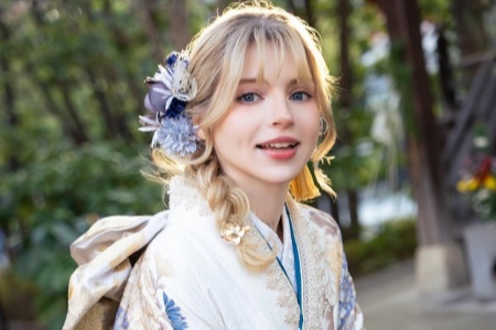 《生化4RE》碍事梨体模新美照：和服装甜妹 清新温柔