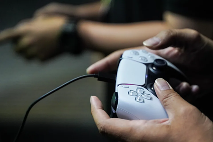 老了会后悔吗? 27岁网友感叹“青春给了ACG”引论战！